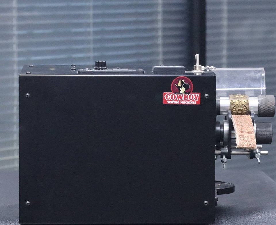 M�quina para grabar cinturones con rodillo calentado